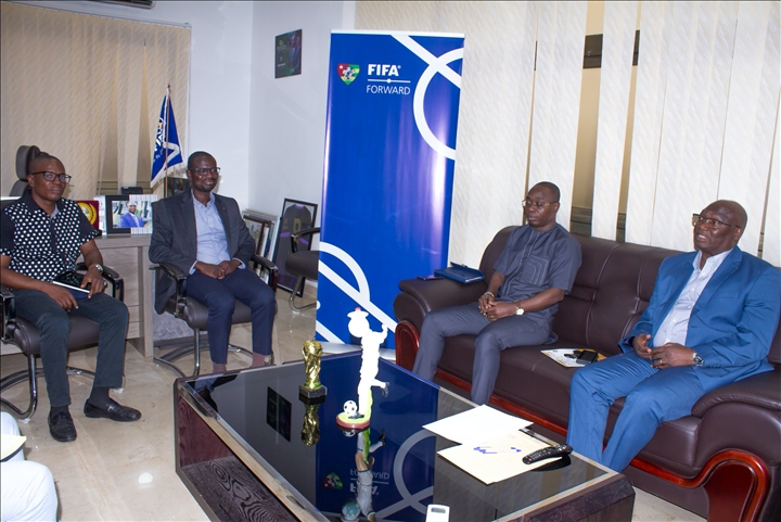 Prparatifs du jubil d`Emmanuel Adebayor : la FTF et la fondation SEA en discussion