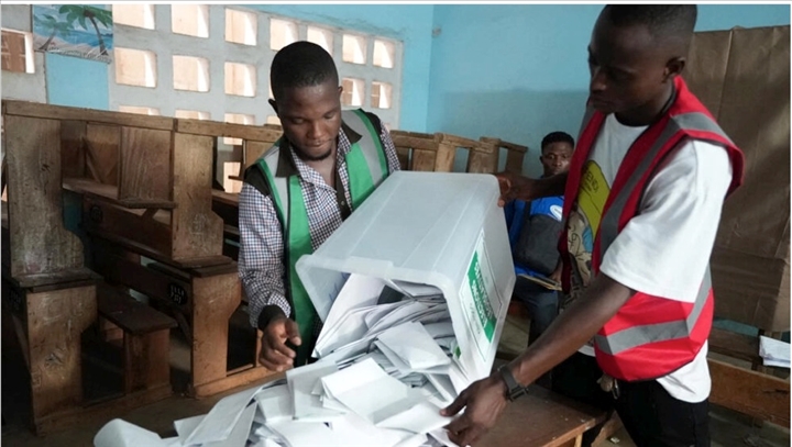 Des agents lectoraux prparent le dpouillement des votes  Lom, le 29 avril 2024, lors des lections lgislatives au Togo
