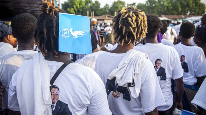 Ici, des partisans de l`Union pour la Rpublique (Unir) portent des t-shirts  l`effigie du prsident togolais Faure Gnassingb lors d`un meeting  Lom le 27 avril 2024