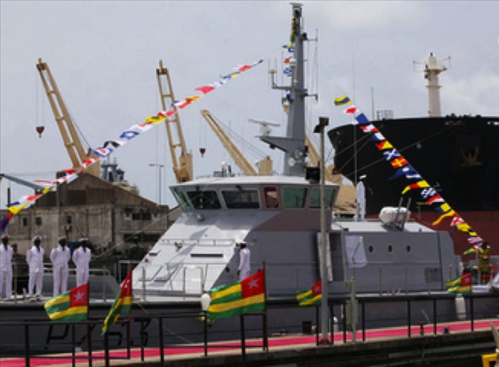 Le prsident Faure Gnassingb rceptionnant au port de Lom le premier des deux patrouilleurs de type RPB33 commands par le Togo aux chantiers Raidco Marine.
